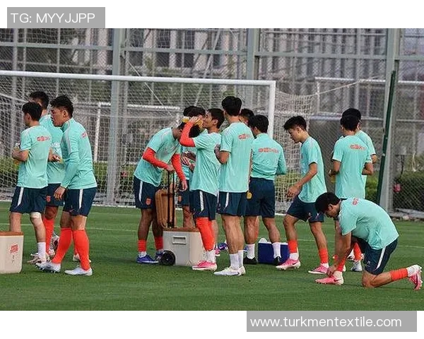 国足集训期间教练组每日短会与视频课程提升球队战术水平
